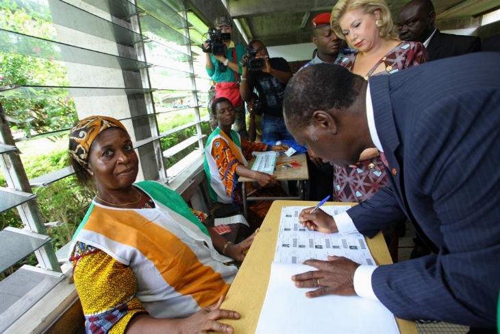 Le candidat Alassane Ouattara à la sortie de son bureau de vote: 